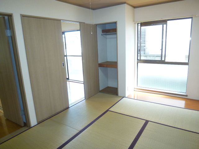 Living and room. It is good to change the interior for each room because there is also a Japanese-style room