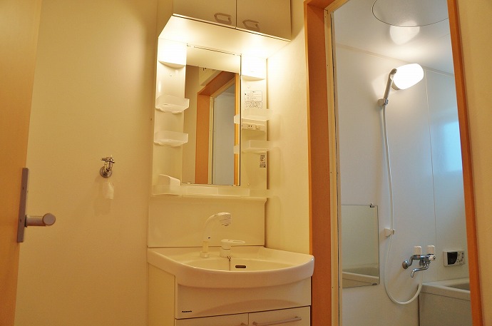 Washroom. Shampoo dresser ・ It is with in-room washing machine storage