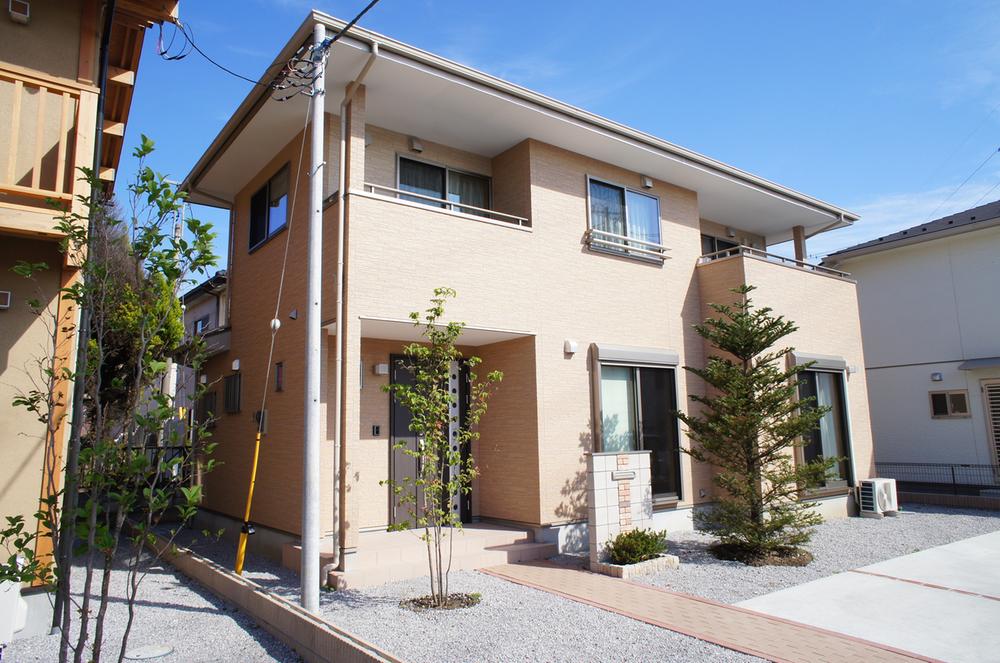 Local appearance photo. Building 2: finish in elegant appearance in the Western-style, It is also in use as a model house. It is building 34.5 pyeong, Site also comfort and 65.3 square meters is condominiums. 