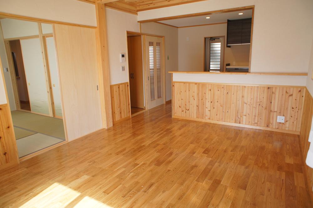 Living. Building 2: This is the large space leads Japanese-style room 6 Pledge is to LDK16.1 pledge opened the door. 