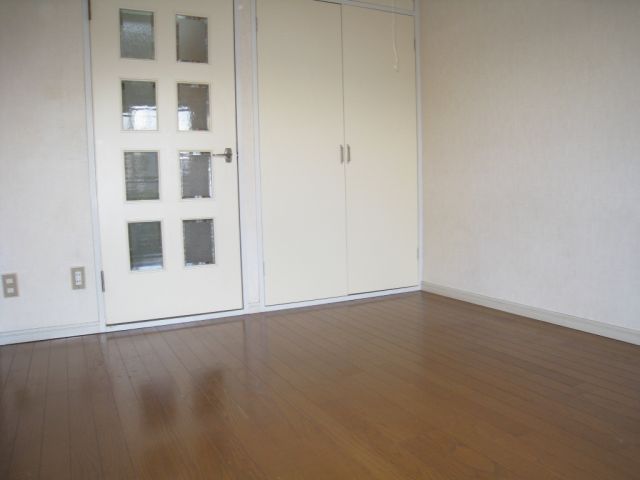 Other room space. White form of Western-style room is seen widely. 