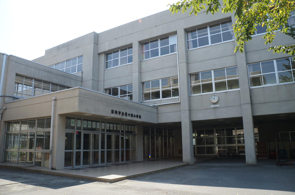 Primary school. 1200m to Takasaki City Tsutsumike Oka Elementary School (elementary school)