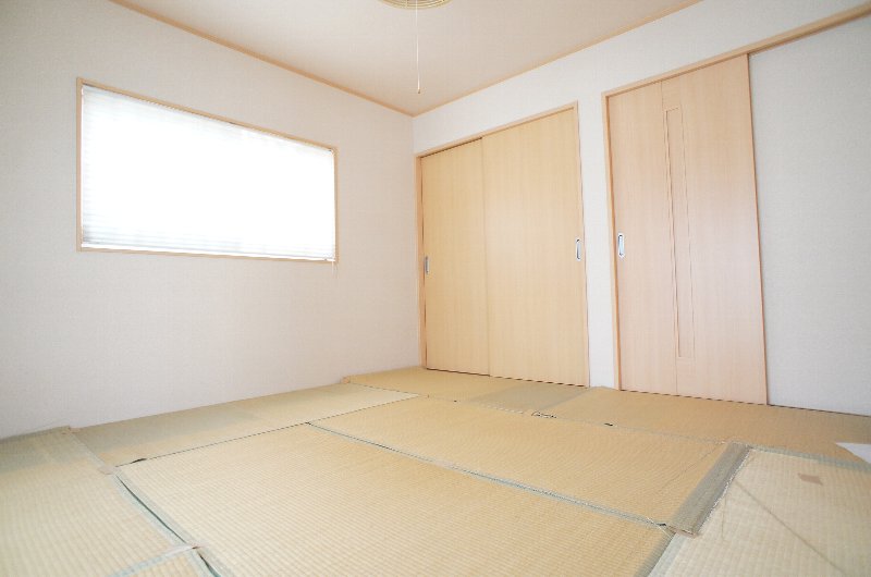 Living and room. Eight tatami spacious Japanese-style room