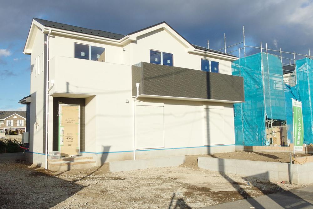 Local photos, including front road. 2014 January scheduled to be completed!