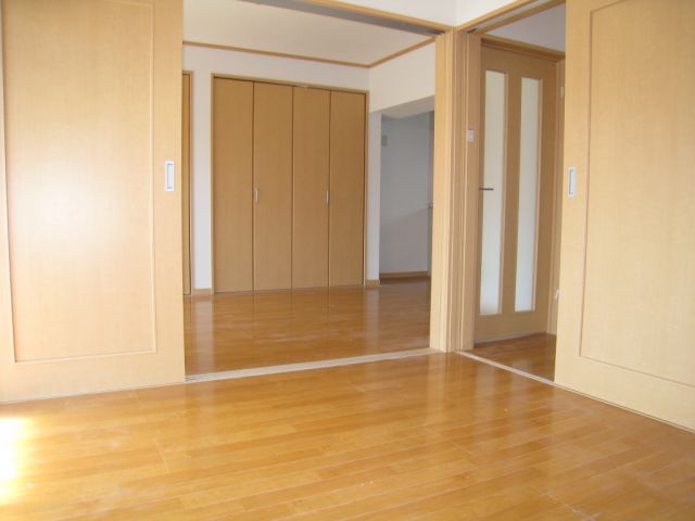 Other room space. I room looks widely since the opening is large. 