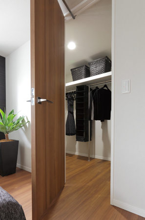 Receipt.  [Walk-in closet] The comfort also tightened plenty of family clothing, Large walk-in closet. Equipped with a shelf on the hanger pipe and the upper, freely, It can functionally storage.