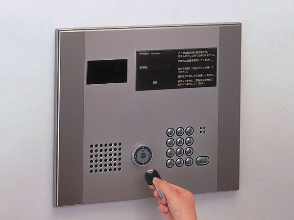 Security.  [Non-touch key system (entrance hall)] Adopt a non-touch key system that can auto-lock is unlocked by simply holding up. It is very useful, for example, luggage a lot of shopping the way home. (Same specifications)