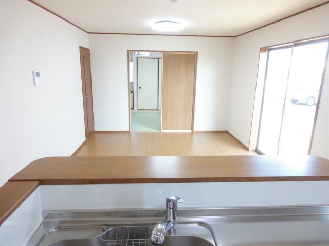 Same specifications photo (kitchen). It is safe can have small children because from the kitchen to the Japanese-style room overlooking. 