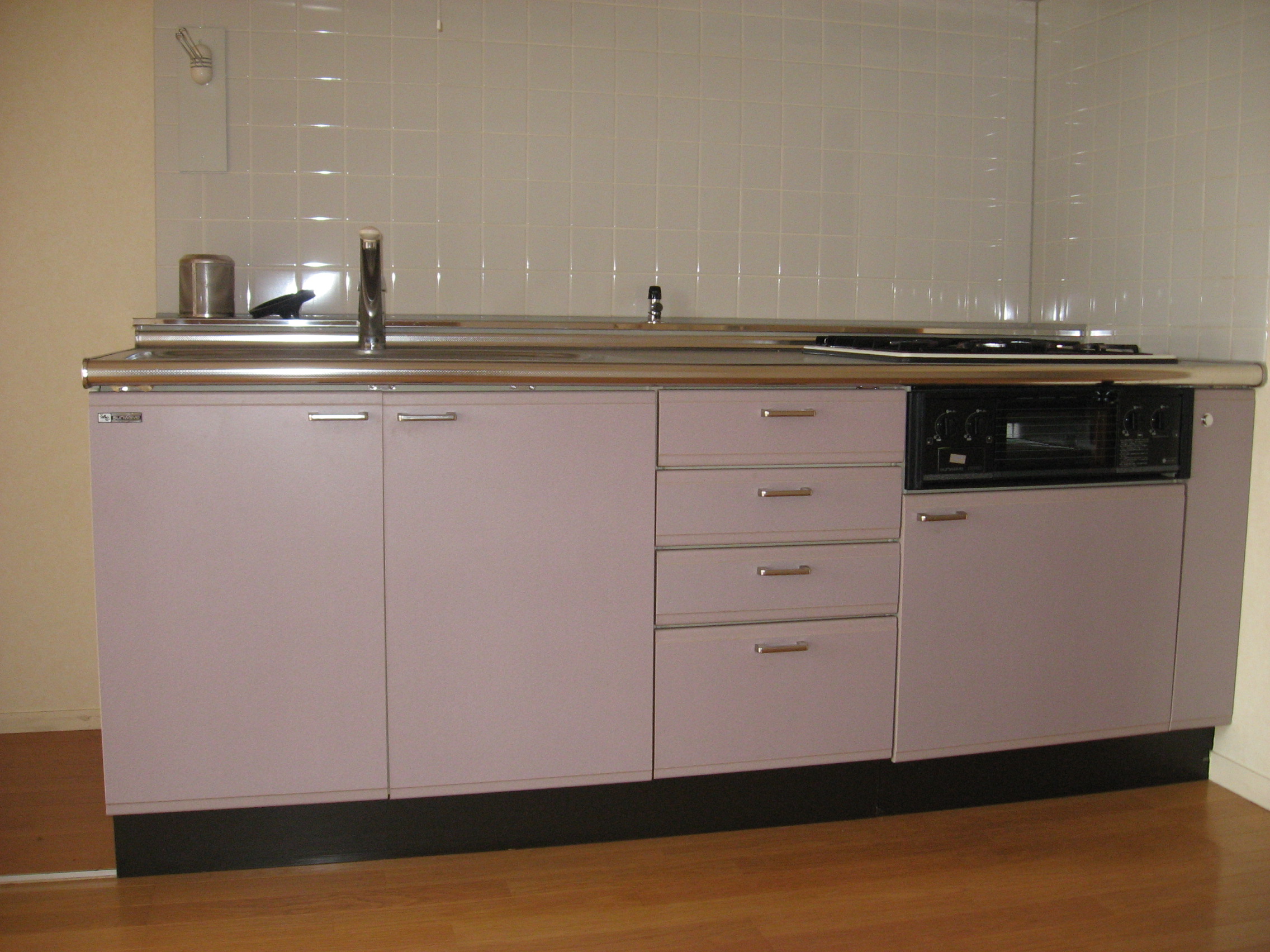 Kitchen. Gas stove, With hanging cupboard