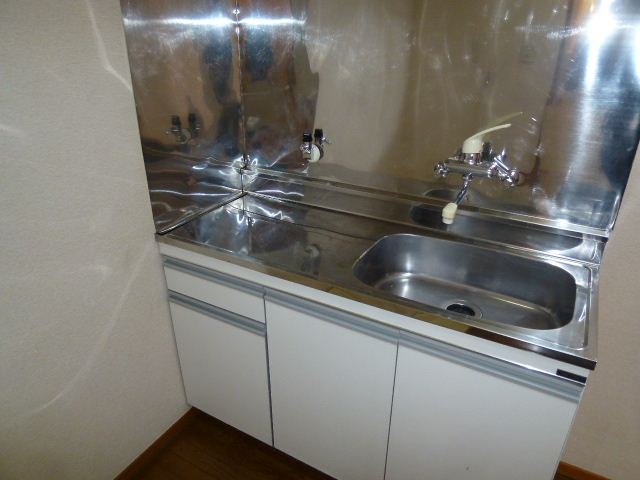 Kitchen. Pat dishes in a shiny kitchen. 