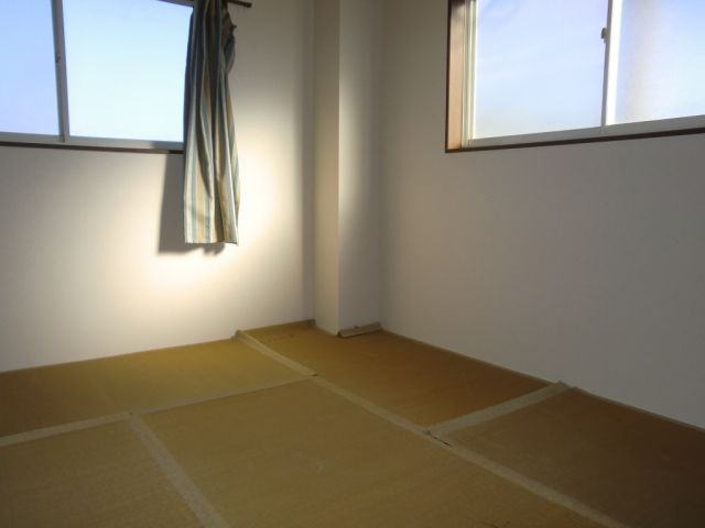 Living and room. Japanese-style room is also bright