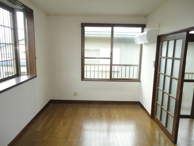 Living and room. And many windows bright Western-style