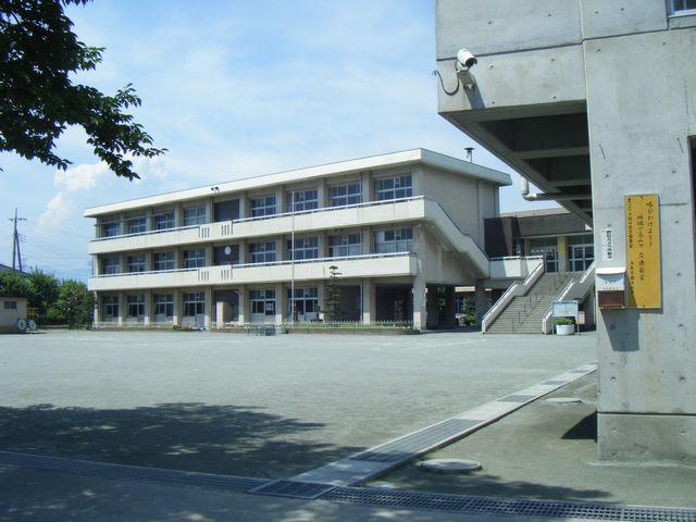 Primary school. To Toyooka Small 578m