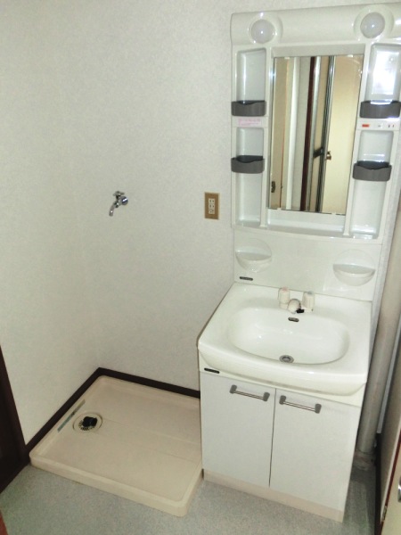 Washroom. Bathroom Vanity ・ Washing machine in the room