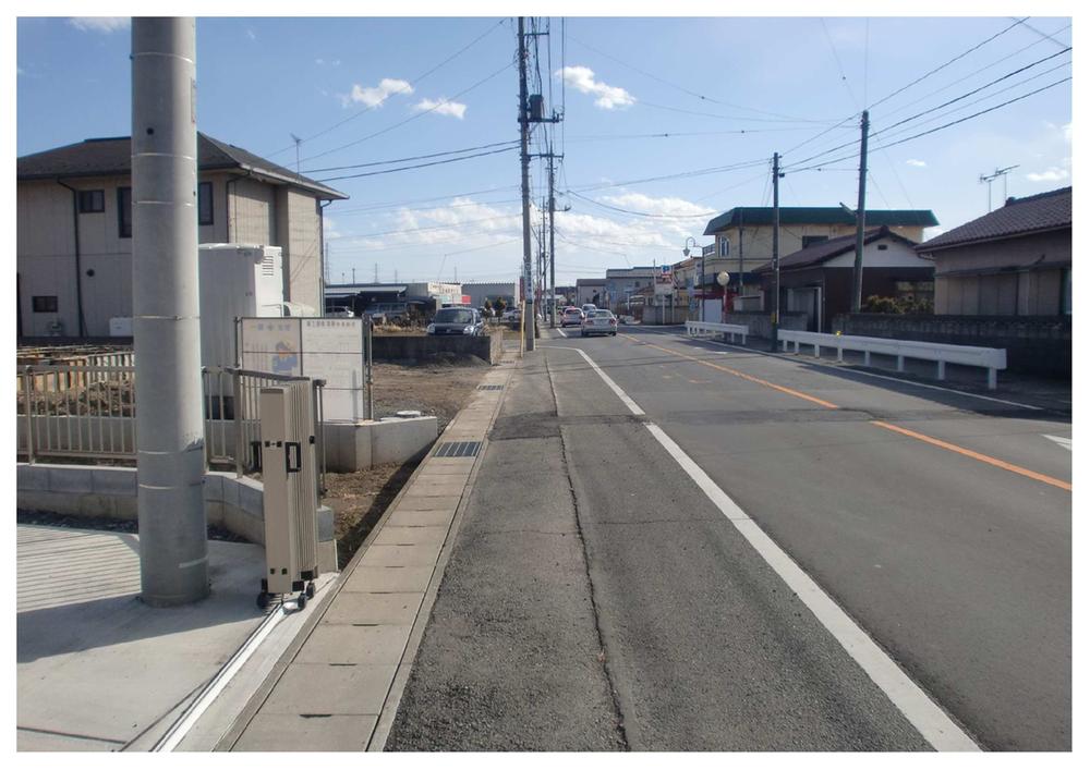 Local photos, including front road. Frontal road