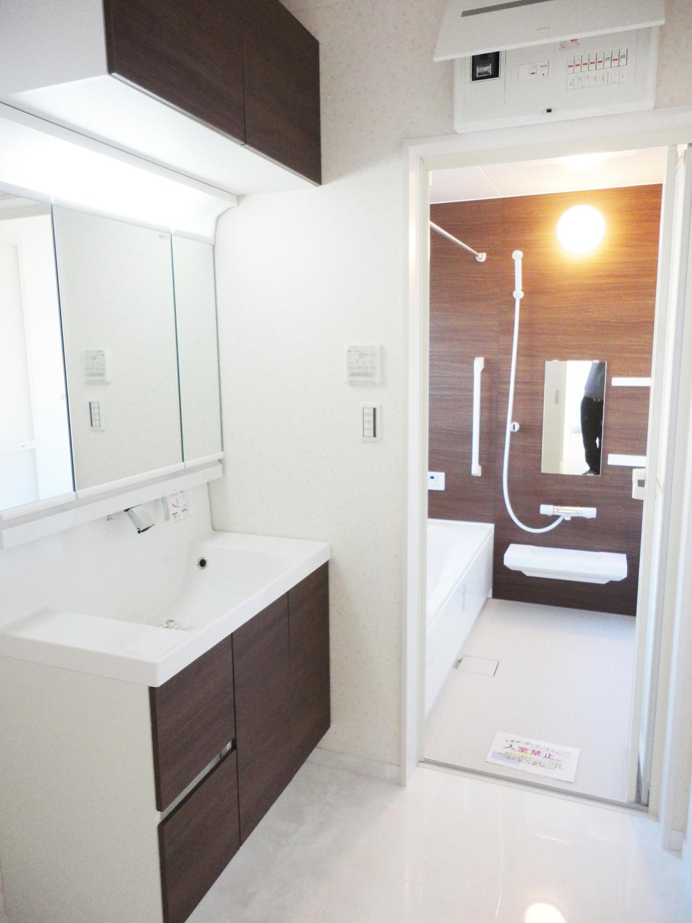Wash basin, toilet. Wash undressing room (November 2013) Shooting