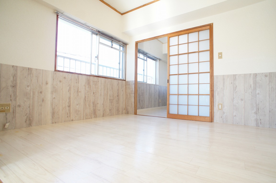 Living and room. Bright flooring! !