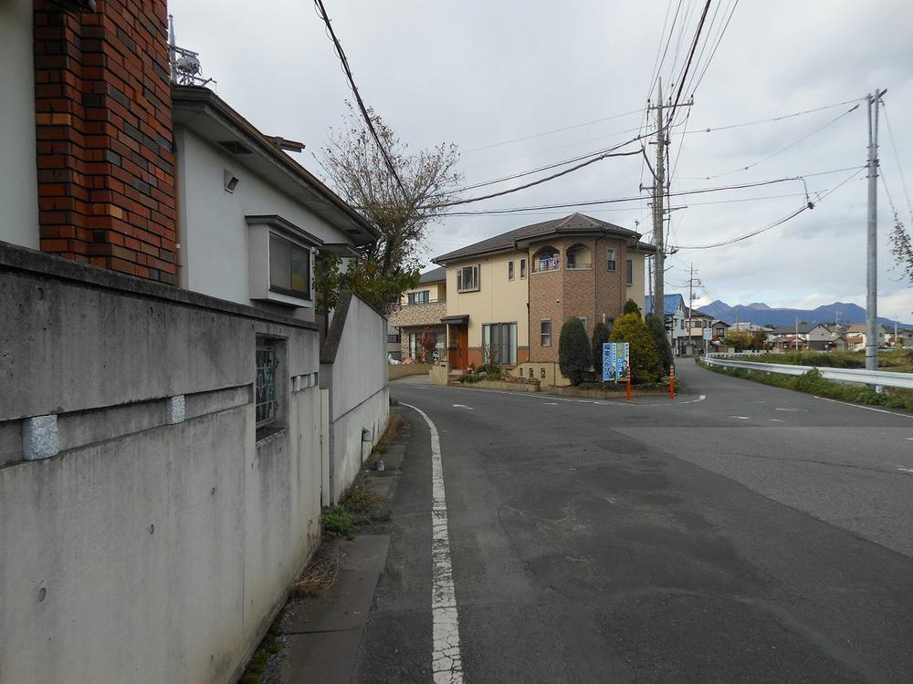 Local photos, including front road. Local north ~ East side road Road width is spread!