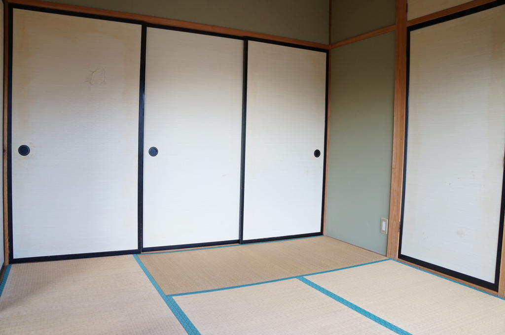 Living and room. Japanese-style room is Shimae also futon in storage lot