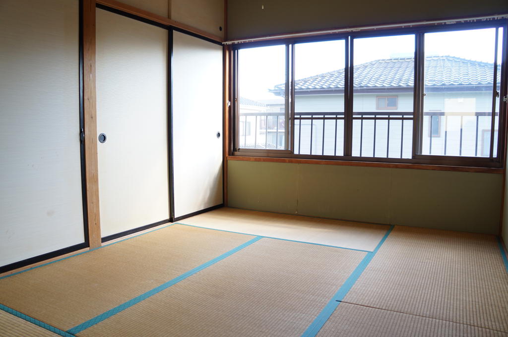 Other room space. Japanese-style room is also sunny