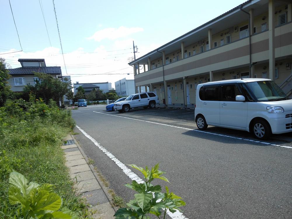 Local photos, including front road. The south side of the site is rented apartment