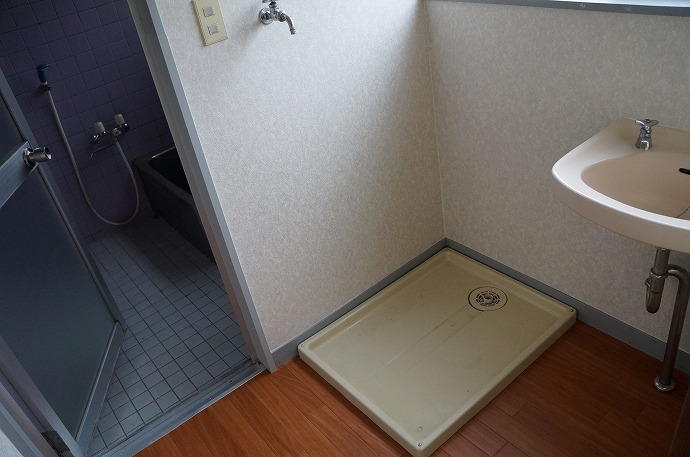 Washroom. Wash basin ・ With in-room washing machine storage