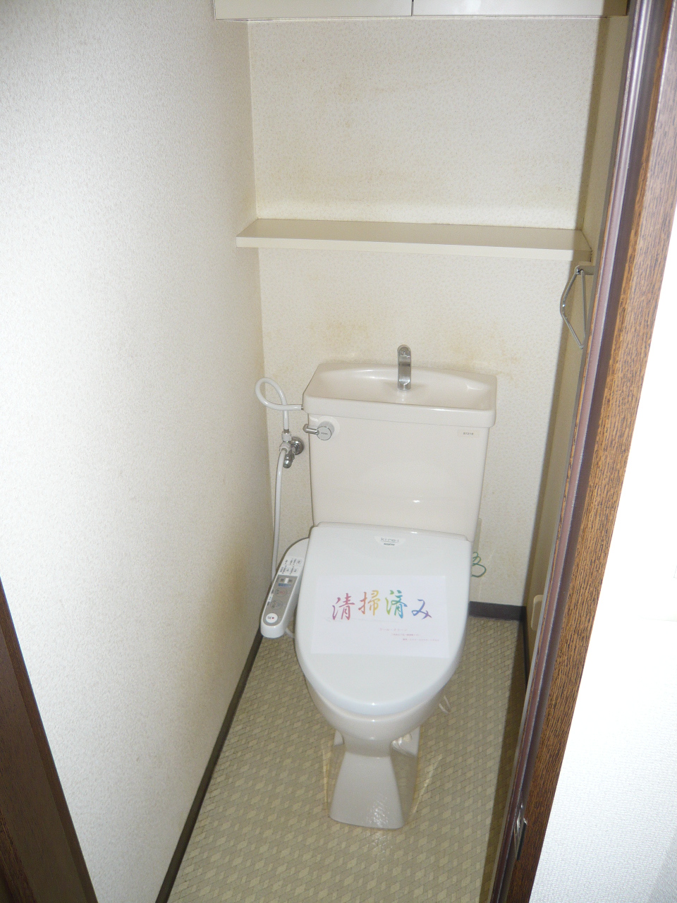 Toilet. Of course, it is with a bidet. 