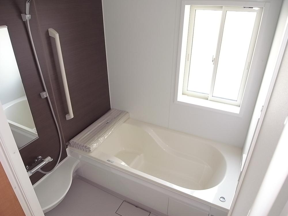 Bathroom.  ・ Firm water-saving in the new shape that eliminates the waste.   ・ In devising friendly body, Comfortable entering and relaxation.   ・ Water-saving effect About 14%