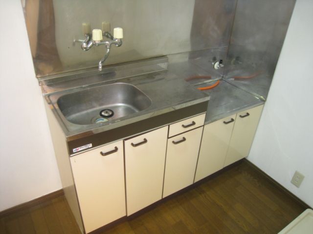 Kitchen. Two-burner gas stove can be installed