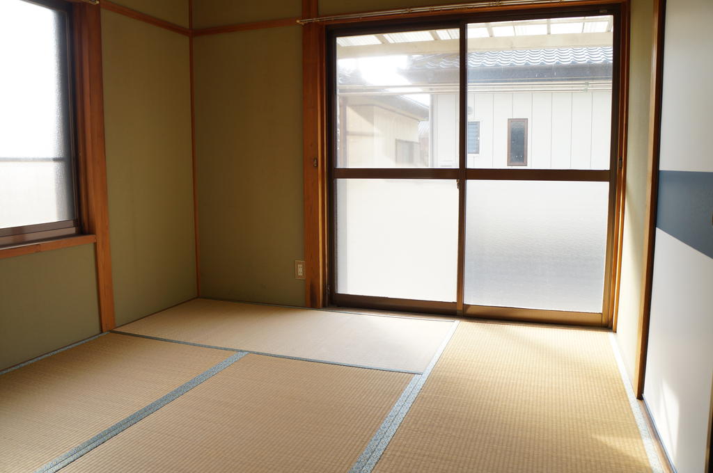 Living and room. With Japanese-style futon also Maeru closet