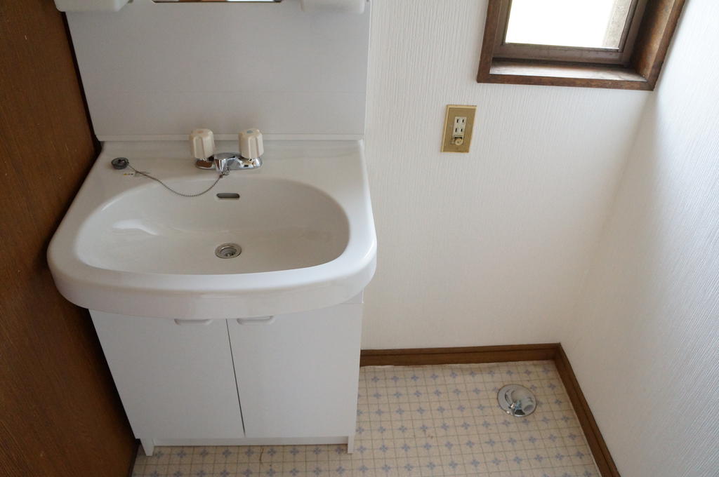 Washroom. Wash basin ・ With in-room washing machine storage