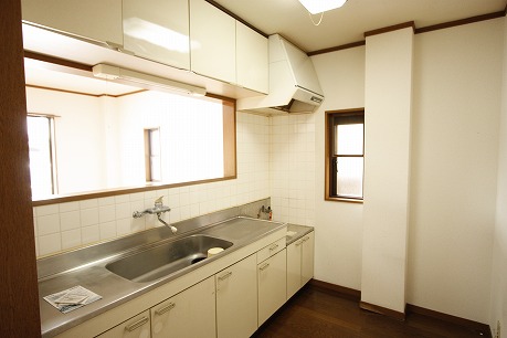 Kitchen. Good usability! Spacious kitchen! Yes window! 