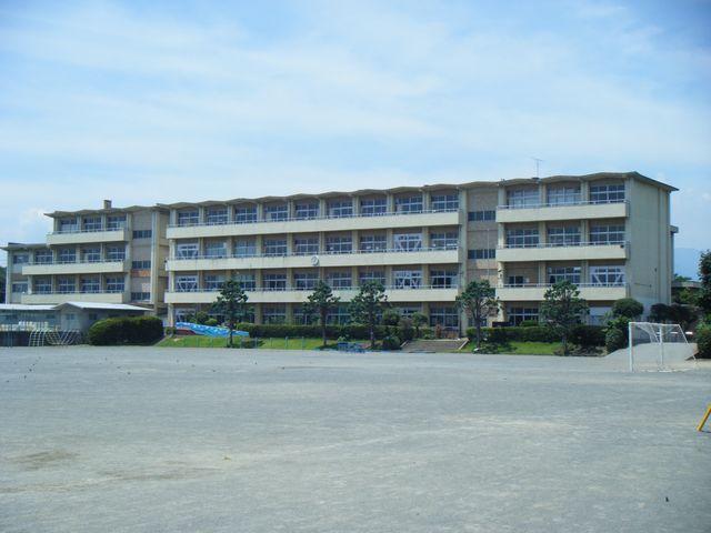 Primary school. 835m to the West Small