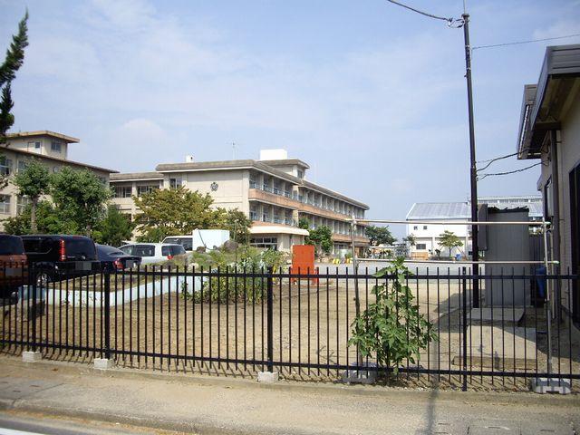 Primary school. 780m until the new Takao Small