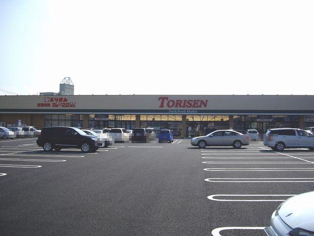Supermarket. 1133m until Torisen Misato shop