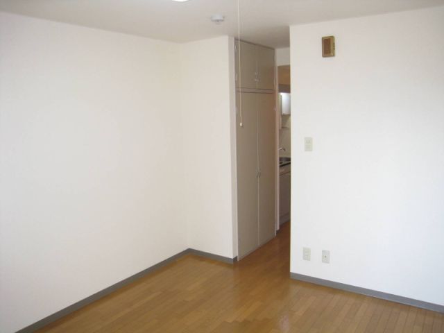 Living and room. Spacious Western-style 9.5 Pledge.