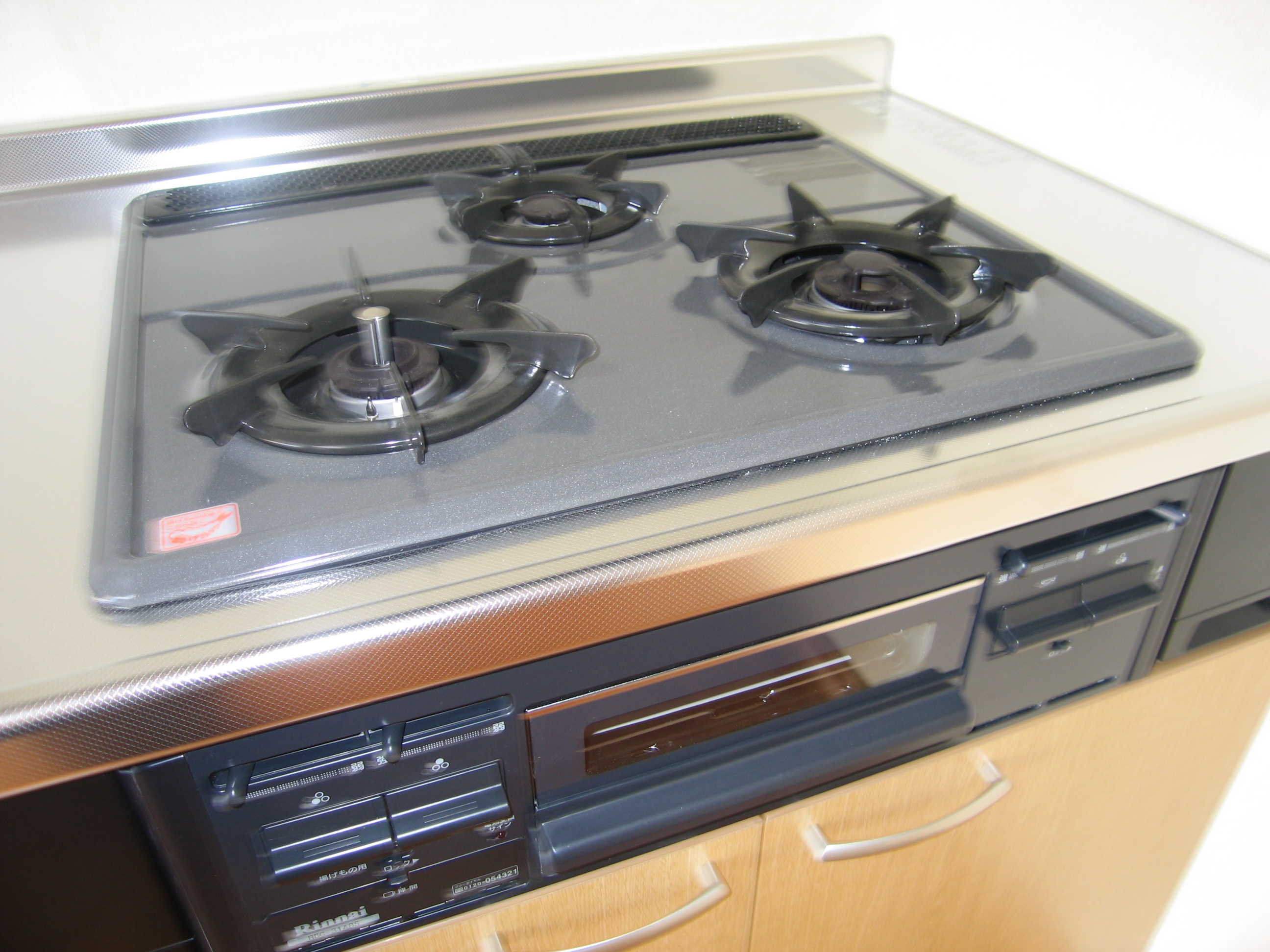 Kitchen. Gas stove 3-neck ・ With grill