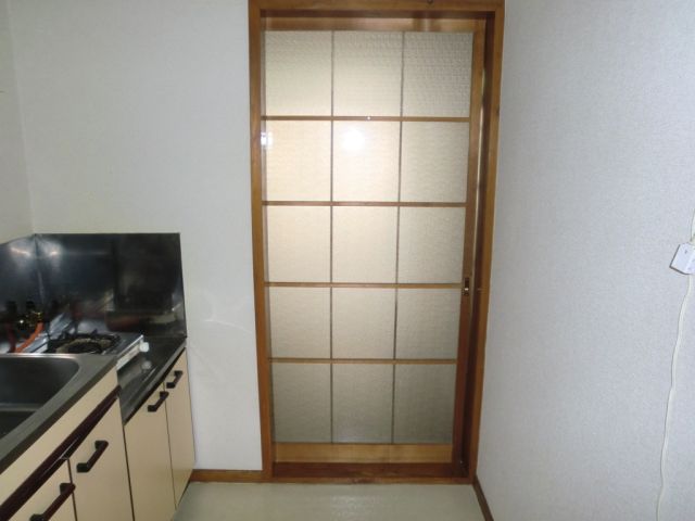 Kitchen. Comfortable space in the sliding door! 