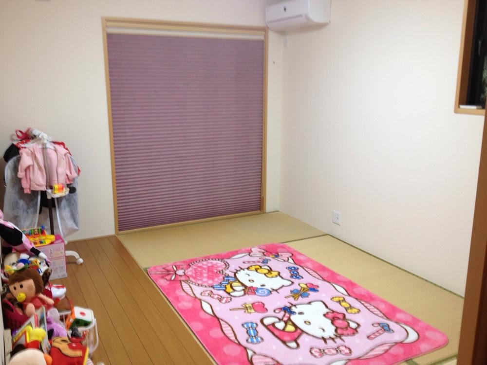 Non-living room. The first floor of a Japanese-style room! It is part Flooring! 