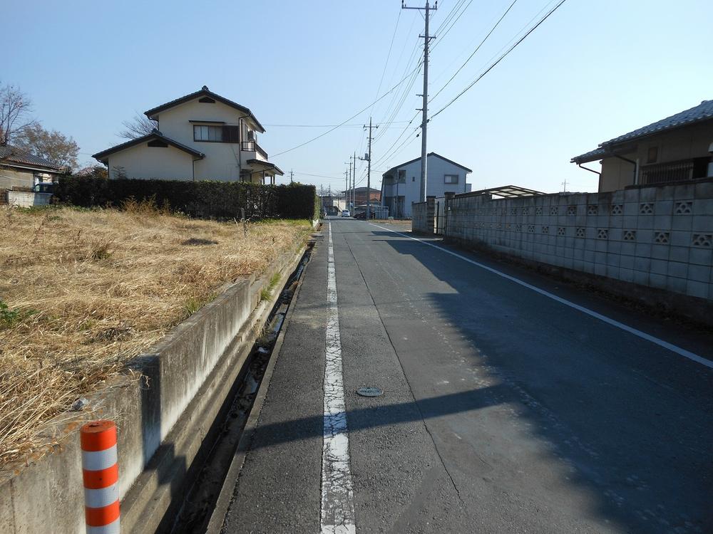 Local photos, including front road. Local south road