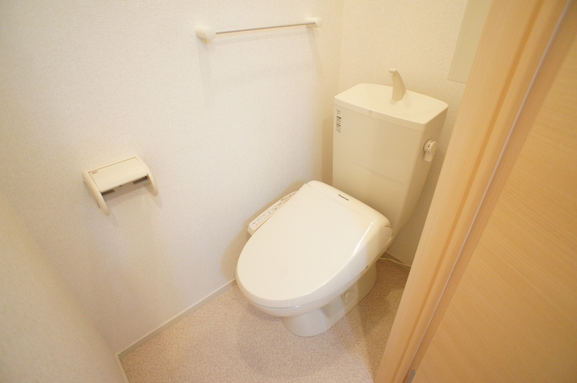 Toilet. Bidet! It is a new article. 