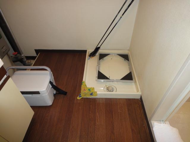 Wash basin, toilet. Washing machine bread