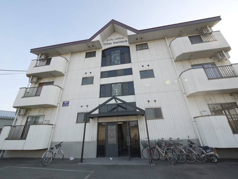 Building appearance. 3-storey building before the parking lot of the eye