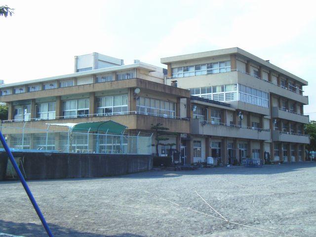 Primary school. 826m to Takasaki Tatsunaka River Elementary School