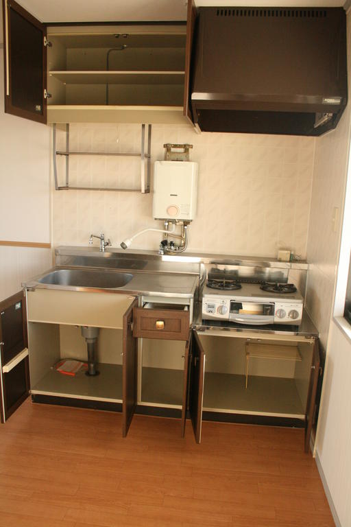 Kitchen. Two gas stove! There is the upper and lower storage space! 