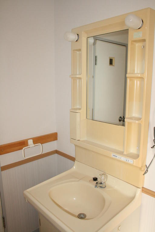 Washroom. Towel rack, There is storage space! 