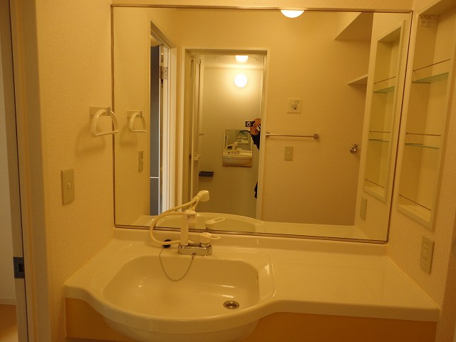 Washroom. Large mirror, Like a rich hotel! 