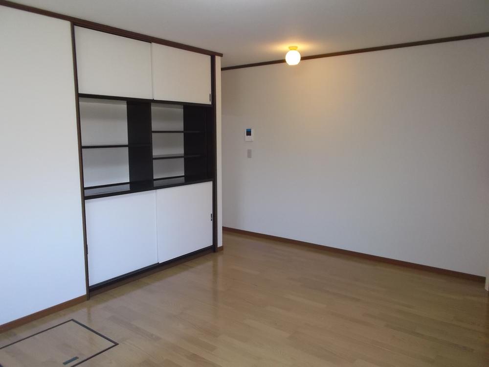 Living. Indoor (10 May 2013) Shooting Underfloor Storage Ya, Spacious living room 15 tatami mats there is a storage rack. Floor now also cross also re-covering bright cozy LDK.