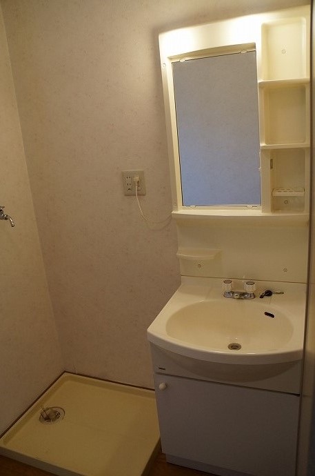 Washroom. With in-room washing machine storage