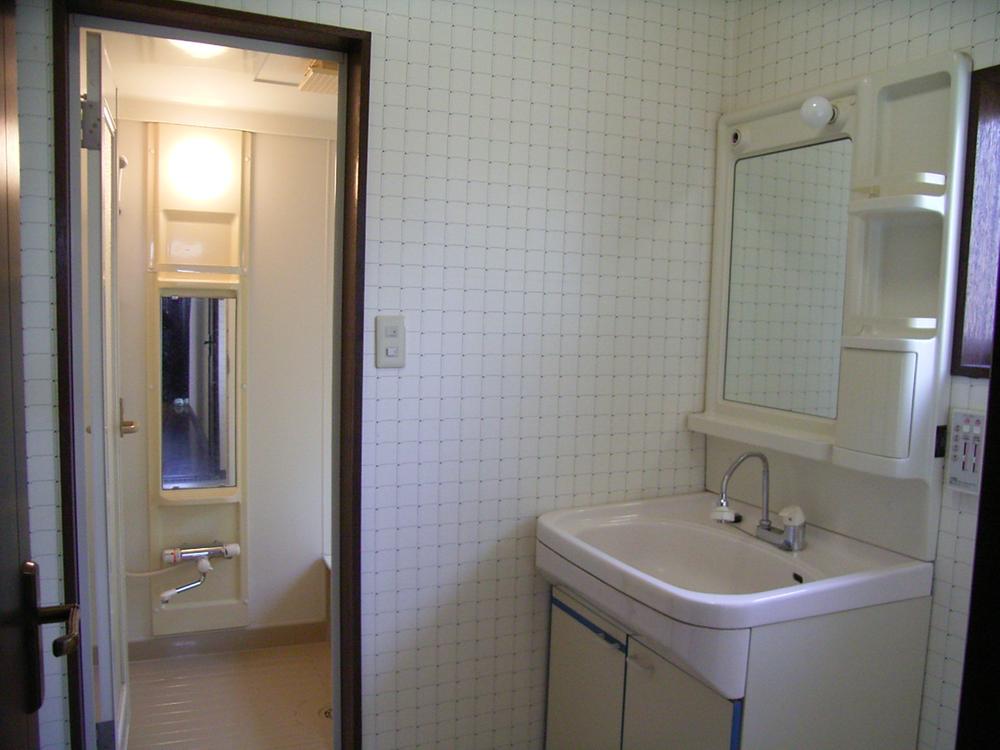 Wash basin, toilet. Interior